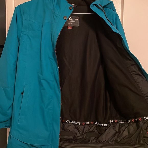 Snow Jacket - Picture 2 of 5
